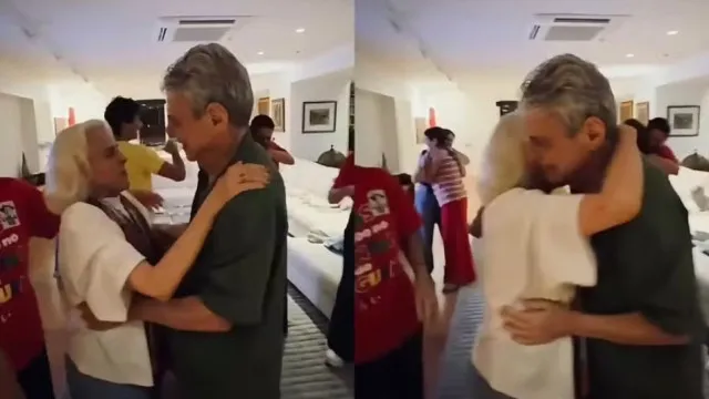 
                    Chico Buarque e Marieta Severo celebram com abraço a vitória de Lula
                