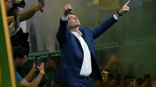
                    Flávio Bolsonaro enfrentará dois inquéritos criminais sem foro especial a partir de fevereiro
                