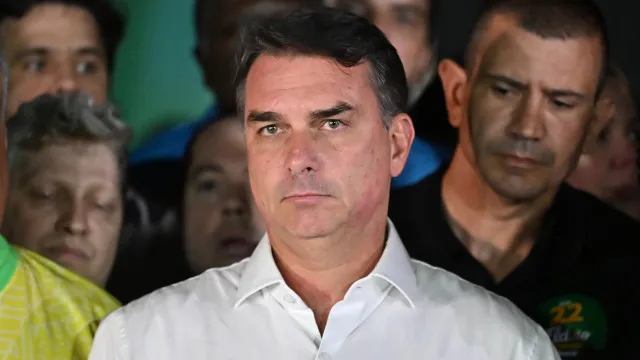 
                    Imprensa argentina relata que Flávio Bolsonaro fugiu para os EUA
                
