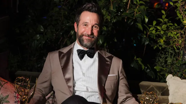 
                    Aos 55 anos, Noah Wyle é eleito o homem mais sexy do mundo pela People
                