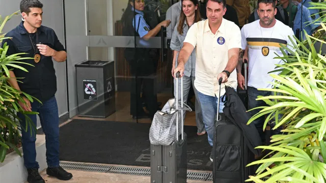 
                    EUA darão visto a Flávio Bolsonaro após saída do Brasil? Entenda o caso
                
