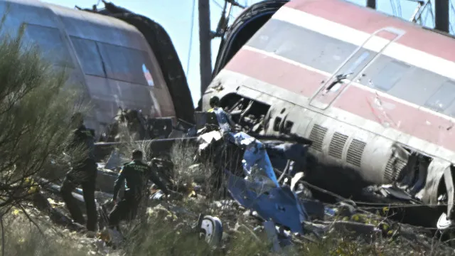 
                    Trem que colidiu na Espanha trafegava entre 160 e 200 km/h, diz relatório preliminar
                