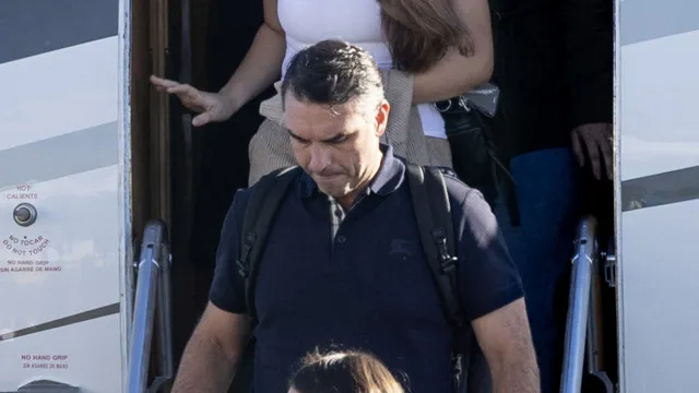 
                    Flávio Bolsonaro pousa em Miami com esposa e filhas
                