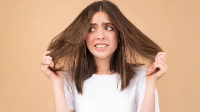 
                    Calor e umidade deixam o cabelo com frizz? Veja como evitar o problema
                