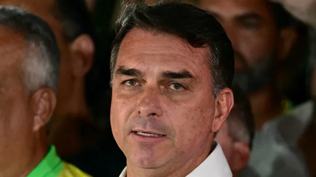 
                    Flávio Bolsonaro perdeu apoio? Veja quem ainda está ao lado do senador
                