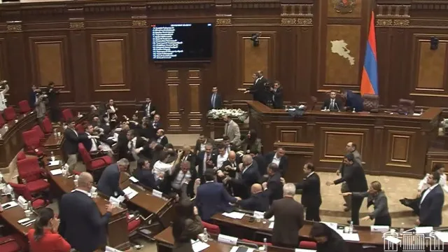 
                    Deputados da Armênia trocam socos em pleno parlamento
                