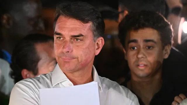 
                    Quem pagou o voo de Flávio Bolsonaro? Dono de jato revela valor nos EUA
                