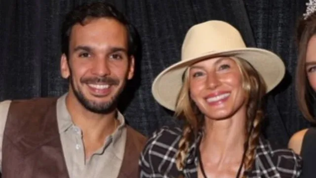 
                    Gisele Bündchen posa com Joaquim Valente em evento de Halloween nos EUA
                