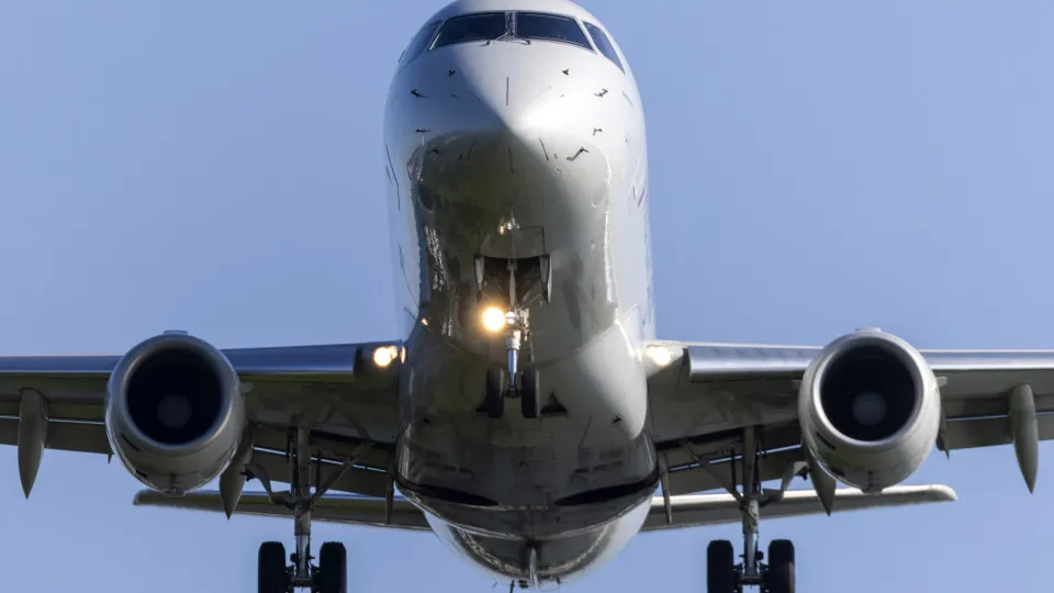 Suécia emite alerta para escassez de combustível para aviões na Europa