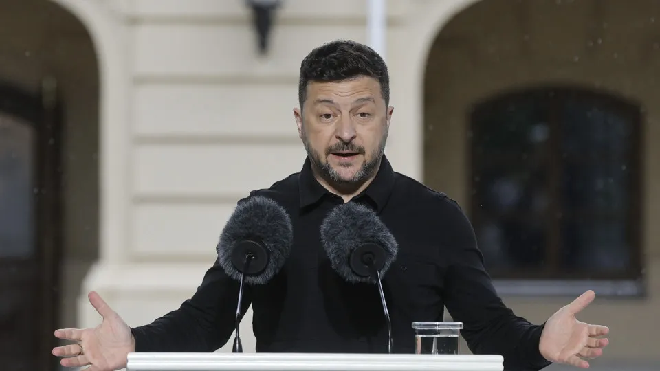 Zelensky chega a Londres para reunião com Starmer, Merz e Macron Zelensky chega a Londres para reunião com Starmer, Merz e Macron