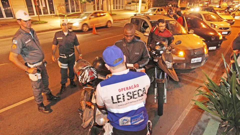 Brasil aplica 23 multas de lei seca por hora, aponta levantamento Brasil aplica 23 multas de lei seca por hora, aponta levantamento