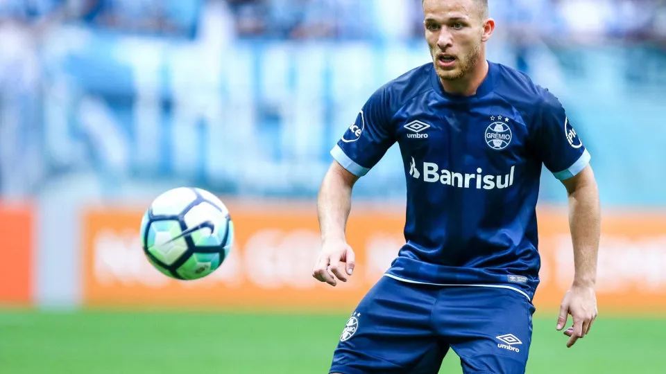 Palmeiras entra na briga para contratar volante Arthur, ex-Grêmio