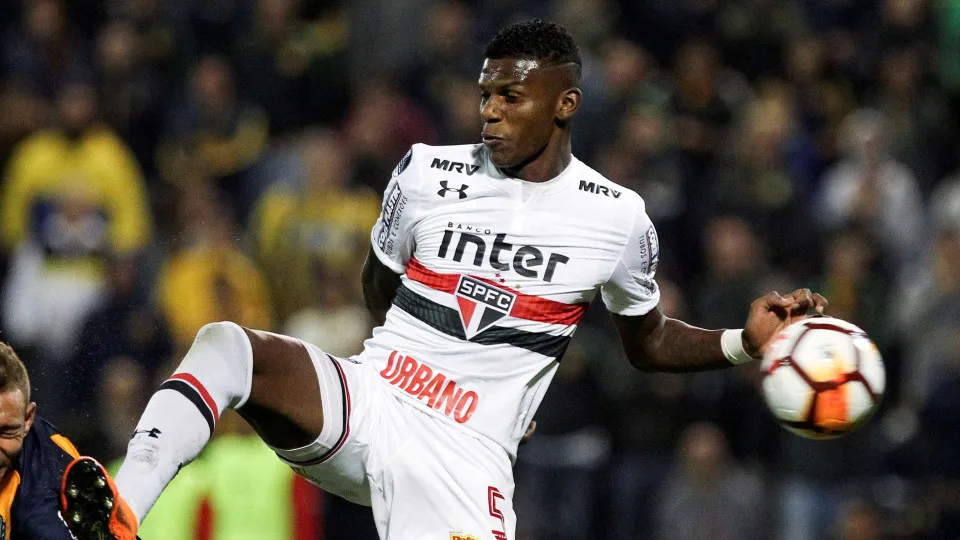 São Paulo se irrita e quer negociar Arboleda após ‘sumiço’ no clube São Paulo se irrita e quer negociar Arboleda após ‘sumiço’ no clube