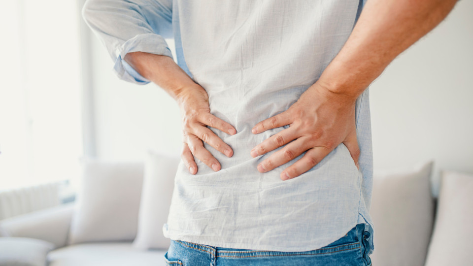Dor nas costas? Sentar-se nesta posição pode melhorar até força abdominal