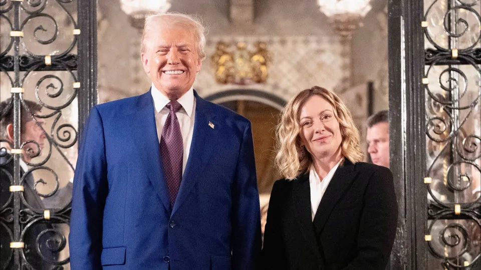 Trump e Meloni se alfinetam (novamente): “Implorou por foto. Tive pena!” Trump e Meloni se alfinetam (novamente): “Implorou por foto. Tive pena!”