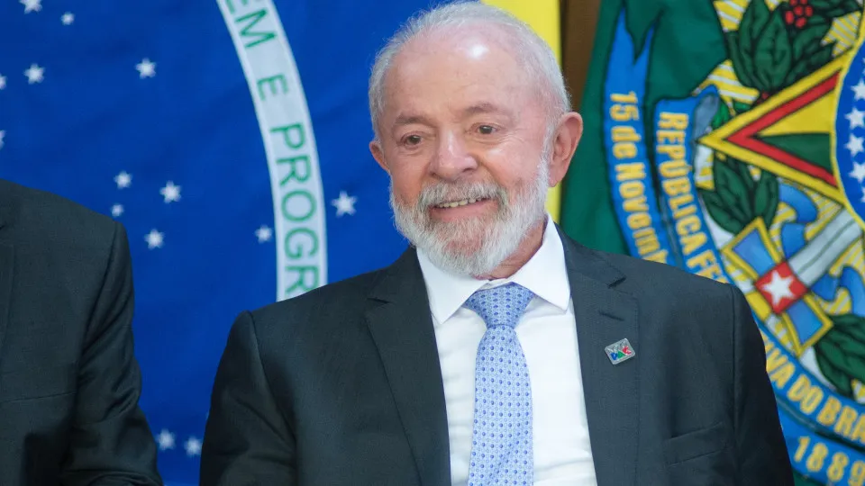 Lula anuncia R$ 9,7 bilhões para o transporte público Lula anuncia R$ 9,7 bilhões para o transporte público
