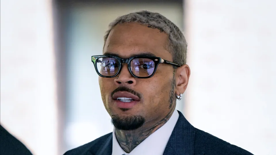 Chris Brown declara-se culpado em caso de agressão com garrafa Chris Brown declara-se culpado em caso de agressão com garrafa