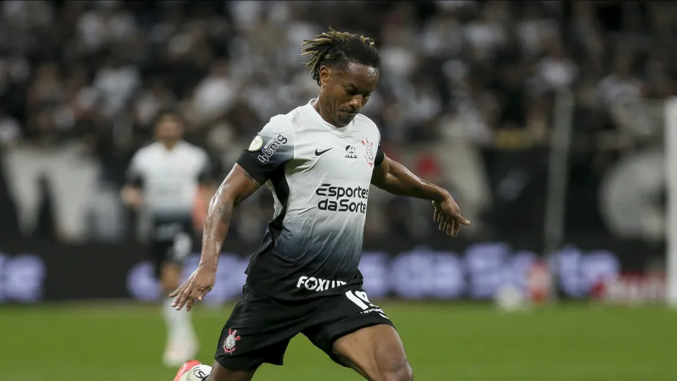 Carrillo conquista Diniz, ‘fura fila’ e ganha espaço no Corinthians Carrillo conquista Diniz, ‘fura fila’ e ganha espaço no Corinthians