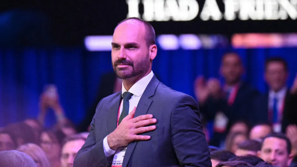 ‘Moraes não pode fazer nada” diz Eduardo Bolsonaro ao lado de ‘chefe dos embaixadores’ dos EUA ‘Moraes não pode fazer nada” diz Eduardo Bolsonaro ao lado de ‘chefe dos embaixadores’ dos EUA