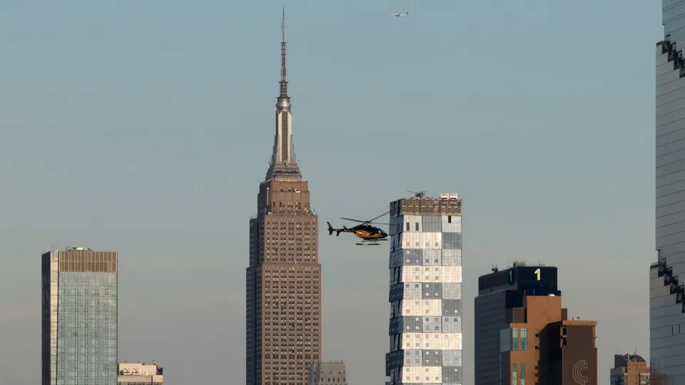 Casal é preso após subir ao topo do Empire State Building em Nova York Casal é preso após subir ao topo do Empire State Building em Nova York