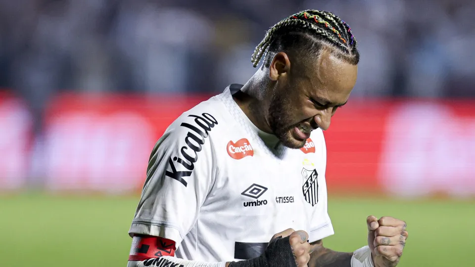 Santos supera lambança, lei do ex e expulsão e busca empate contra o Sport Santos supera lambança, lei do ex e expulsão e busca empate contra o Sport