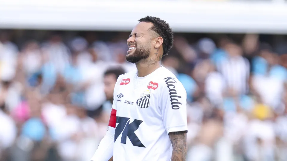Neymar tem lesão na coxa e desfalca o Santos contra o São Paulo Neymar tem lesão na coxa e desfalca o Santos contra o São Paulo