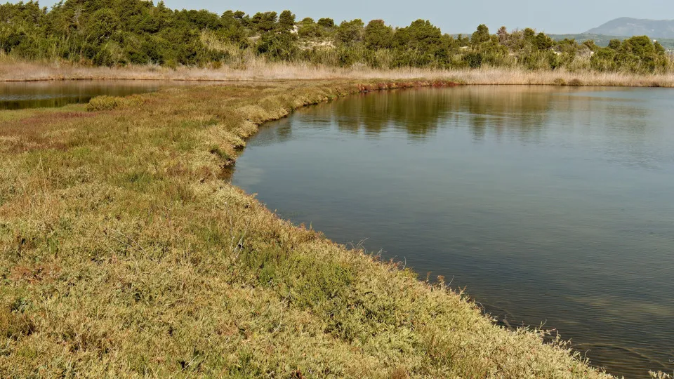 Oito morrem após ônibus cair no lago mais fundo do mundo, na Sibéria Oito morrem após ônibus cair no lago mais fundo do mundo, na Sibéria