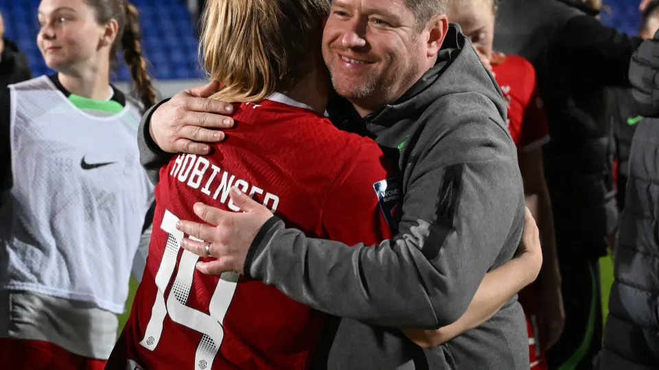 Inglaterra em choque! Ex-treinador do Liverpool morre aos 47 anos Inglaterra em choque! Ex-treinador do Liverpool morre aos 47 anos