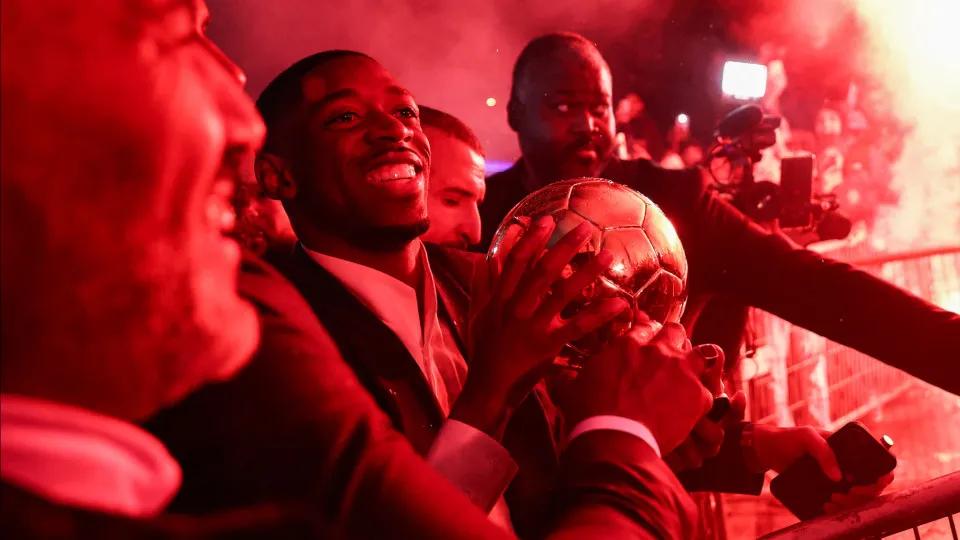 Festa por Bola de Ouro de Dembélé tem fogos na rua e grito de guerra na plateia Festa por Bola de Ouro de Dembélé tem fogos na rua e grito de guerra na plateia