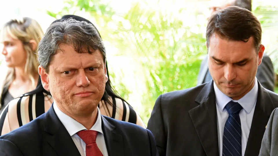 Bolsonaristas reclamam de apoio envergonhado de Tarcísio à pré-campanha de Flávio à Presidência Bolsonaristas reclamam de apoio envergonhado de Tarcísio à pré-campanha de Flávio à Presidência