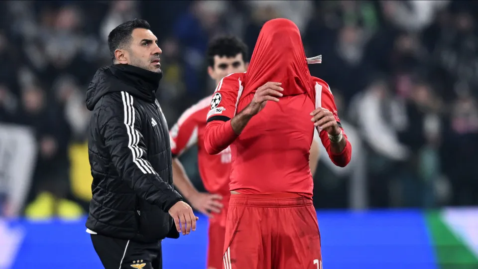 Pavlidis fica inconsolável após pênalti perdido e derrota do Benfica Pavlidis fica inconsolável após pênalti perdido e derrota do Benfica