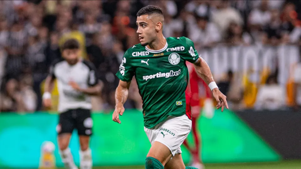 Andreas escapa de punição por danificar gramado antes de pênalti em Dérbi Andreas escapa de punição por danificar gramado antes de pênalti em Dérbi