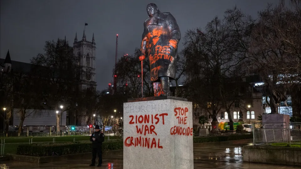 Estátua de Churchill vandalizada em Londres: “Criminoso de guerra” Estátua de Churchill vandalizada em Londres: “Criminoso de guerra”