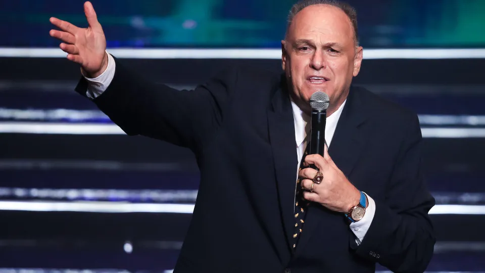 Lenda do basquete, Oscar Schmidt passa mal e é encaminhado a hospital em SP