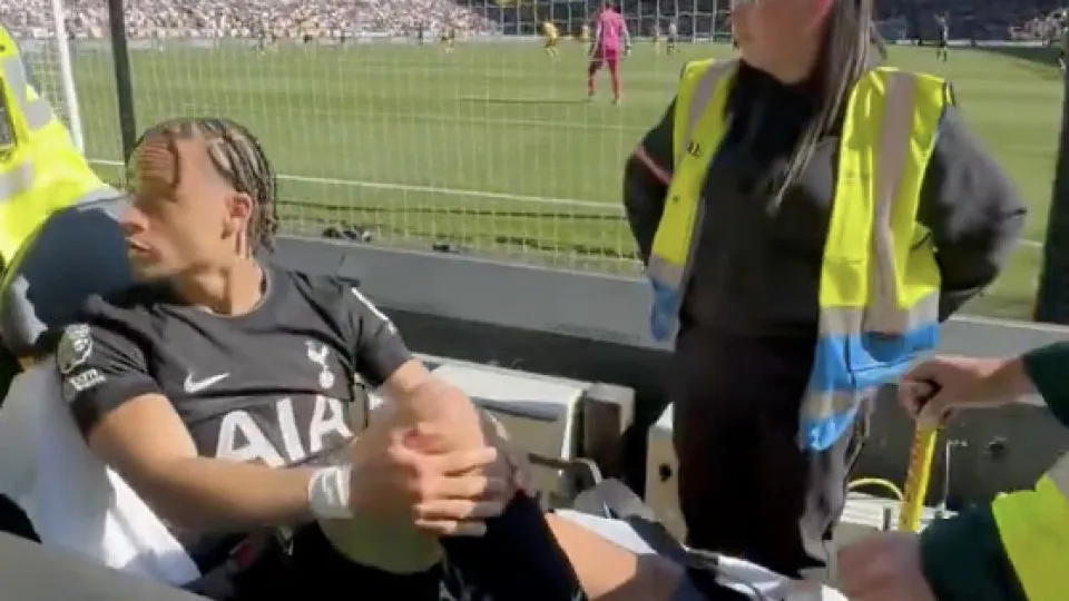 “Vai se fo*”. Estrela do Tottenham sai da maca para reclamar com torcedor