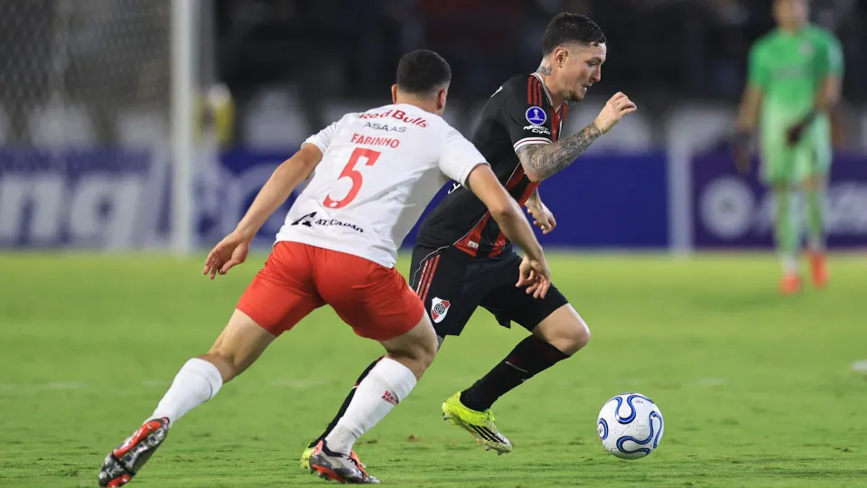 Bragantino erra pênalti, tem expulso e perde para River com gol no final