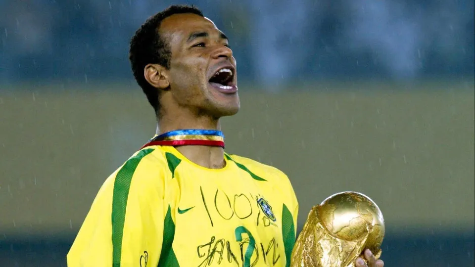 Brasil, penta com Djalma, Nilton, Carlos, Cafu e Roberto, sofre nas laterais Brasil, penta com Djalma, Nilton, Carlos, Cafu e Roberto, sofre nas laterais