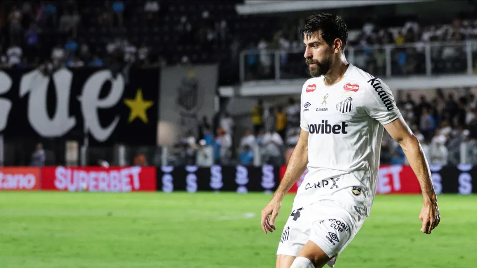 Socorrido de ambulância no jogo do Santos, Luan Peres está bem e acordado Socorrido de ambulância no jogo do Santos, Luan Peres está bem e acordado