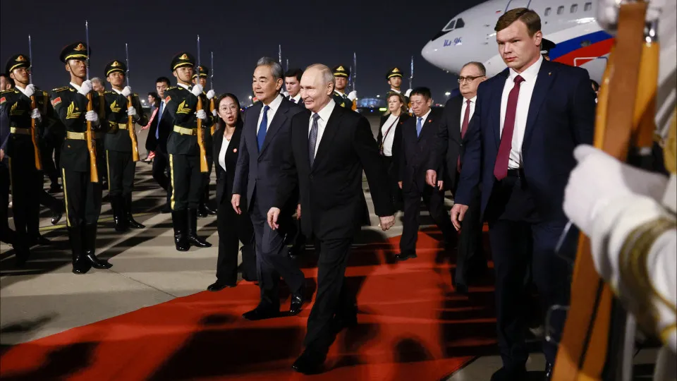 Putin chega à China para visita de Estado dias após partida de Trump Putin chega à China para visita de Estado dias após partida de Trump