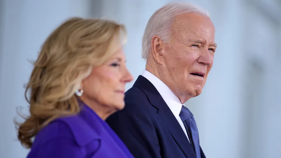 Jill Biden diz que pensou que Joe Biden estava tendo um AVC em debate Jill Biden diz que pensou que Joe Biden estava tendo um AVC em debate