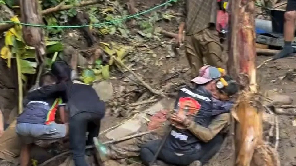 Resgatadas mais quatro pessoas de gruta inundada no Laos; vídeo Resgatadas mais quatro pessoas de gruta inundada no Laos; vídeo