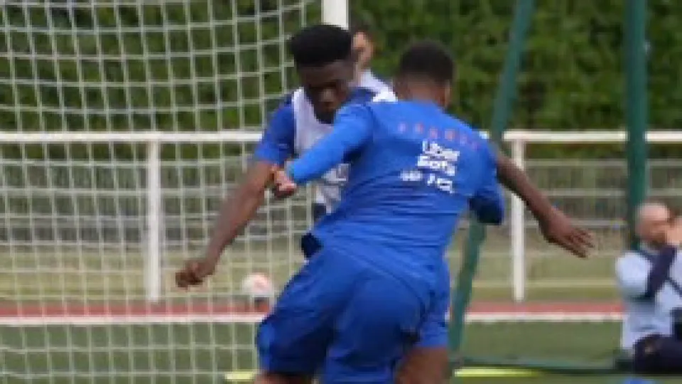 Mbappé dá show em treino da França e viraliza antes da Copa do Mundo Mbappé dá show em treino da França e viraliza antes da Copa do Mundo