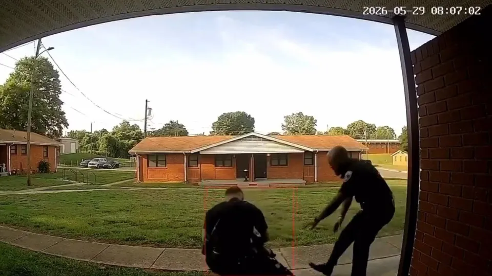 EUA: policial é demitido por agredir violentamente mulher durante prisão EUA: policial é demitido por agredir violentamente mulher durante prisão