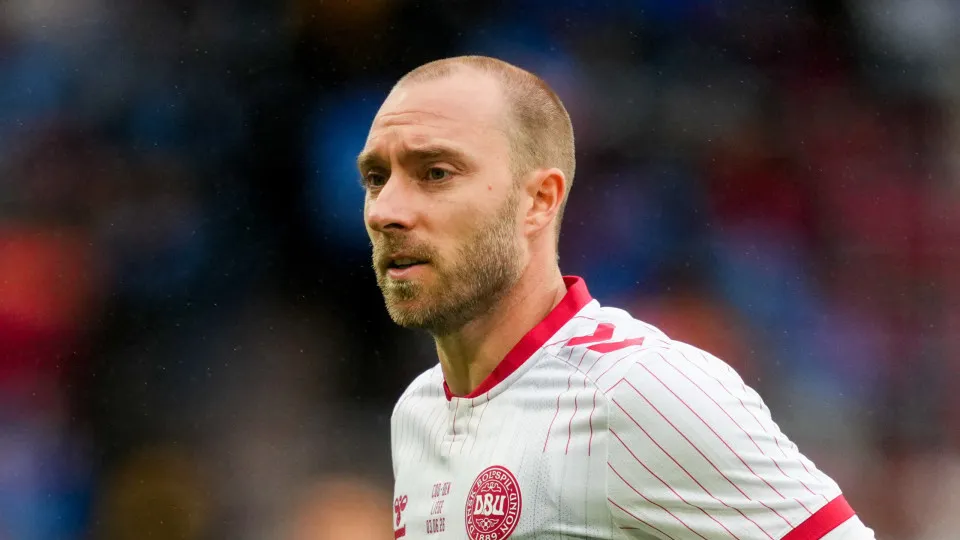 Christian Eriksen desmaia durante jogo da Dinamarca cinco anos após parada cardíaca Christian Eriksen desmaia durante jogo da Dinamarca cinco anos após parada cardíaca
