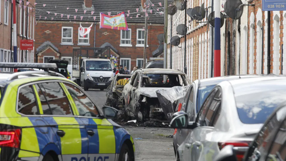 Protestos anti-imigração terminam em violência e incêndios na Irlanda Protestos anti-imigração terminam em violência e incêndios na Irlanda