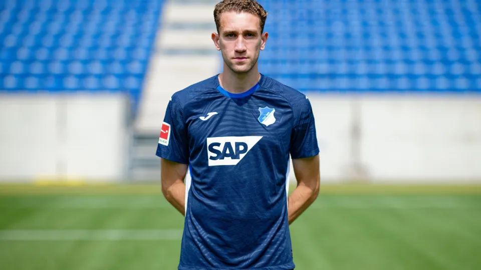São Paulo abre conversas com Arthur Chaves, zagueiro do Hoffenheim