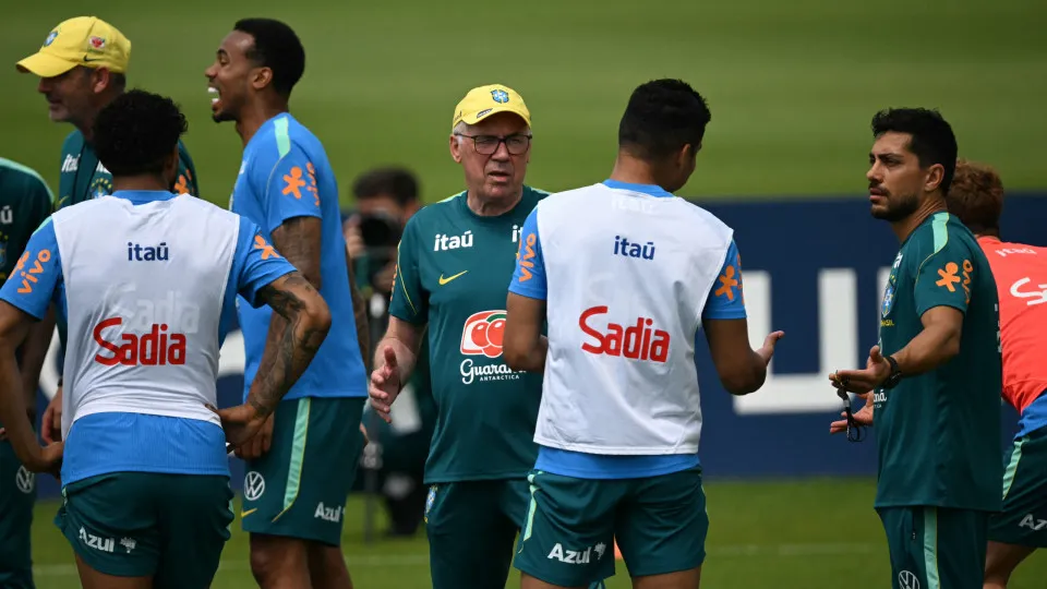 Ancelotti testa time e indica escalação do Brasil para a estreia Ancelotti testa time e indica escalação do Brasil para a estreia