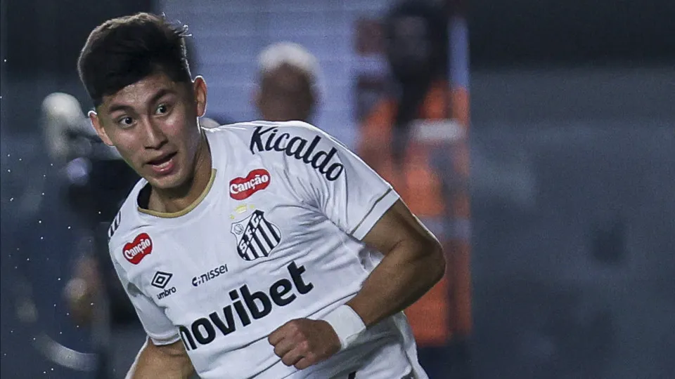 Após meses de negociação, Santos acerta a renovação contratual de Miguelito Após meses de negociação, Santos acerta a renovação contratual de Miguelito