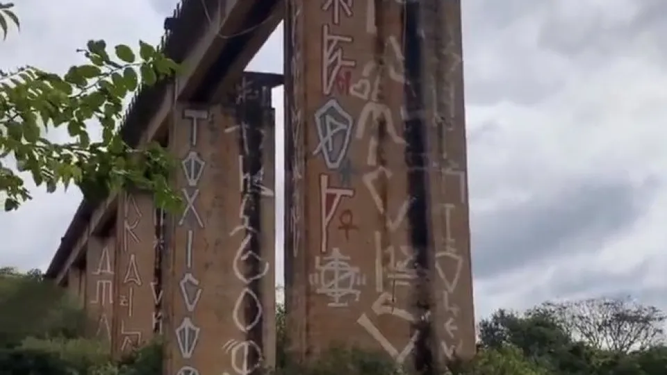 “Rope-jumping”: Instrutor preso divulgou vídeo assustador na mesma ponte “Rope-jumping”: Instrutor preso divulgou vídeo assustador na mesma ponte