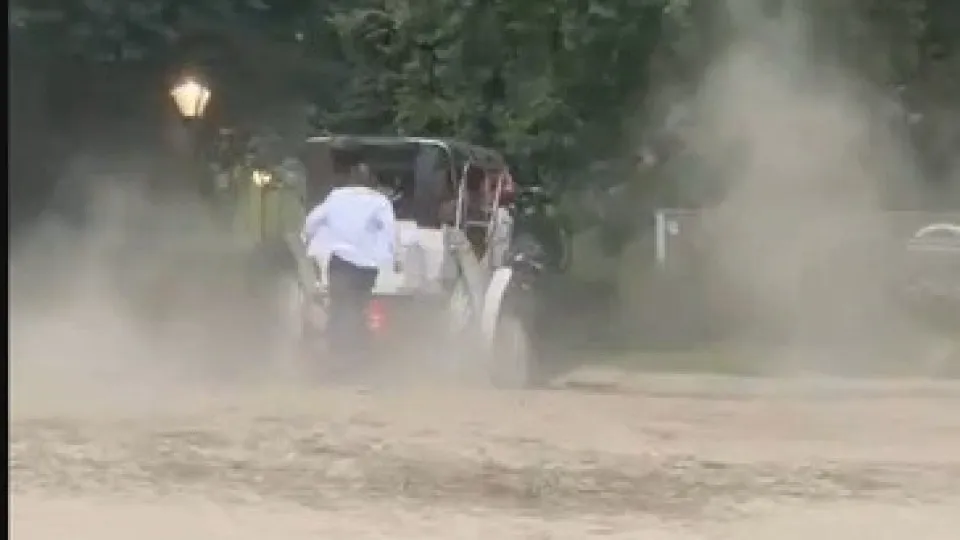 Turista morre em passeio de carruagem depois de cavalo perder o controle Turista morre em passeio de carruagem depois de cavalo perder o controle